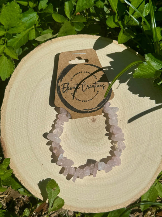 Pulsera con chips de cuarzo rosa