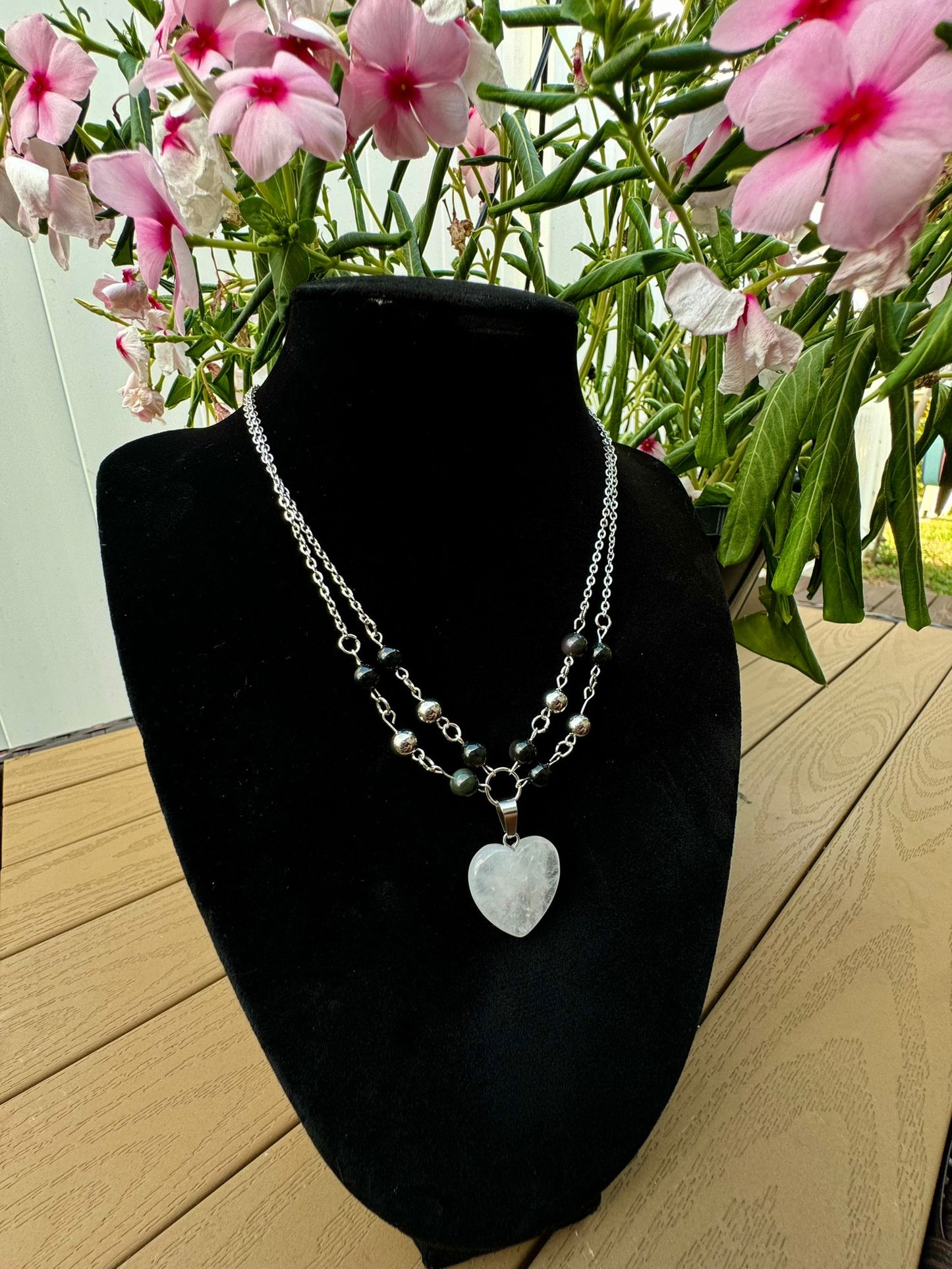Collar en capas con dije de cuarzo transparente en forma de corazón y cuentas de obsidiana arcoíris