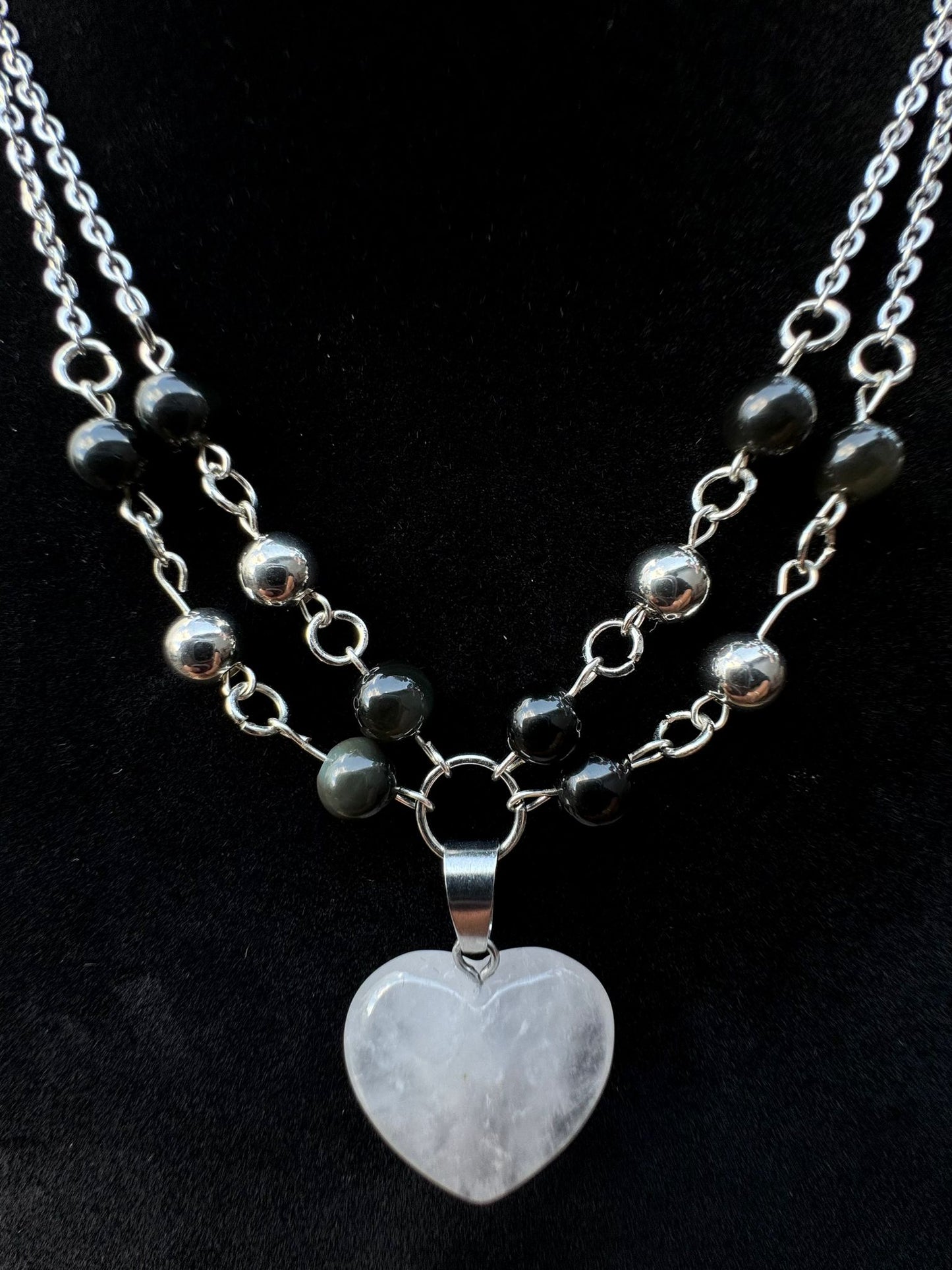Collar en capas con dije de cuarzo transparente en forma de corazón y cuentas de obsidiana arcoíris