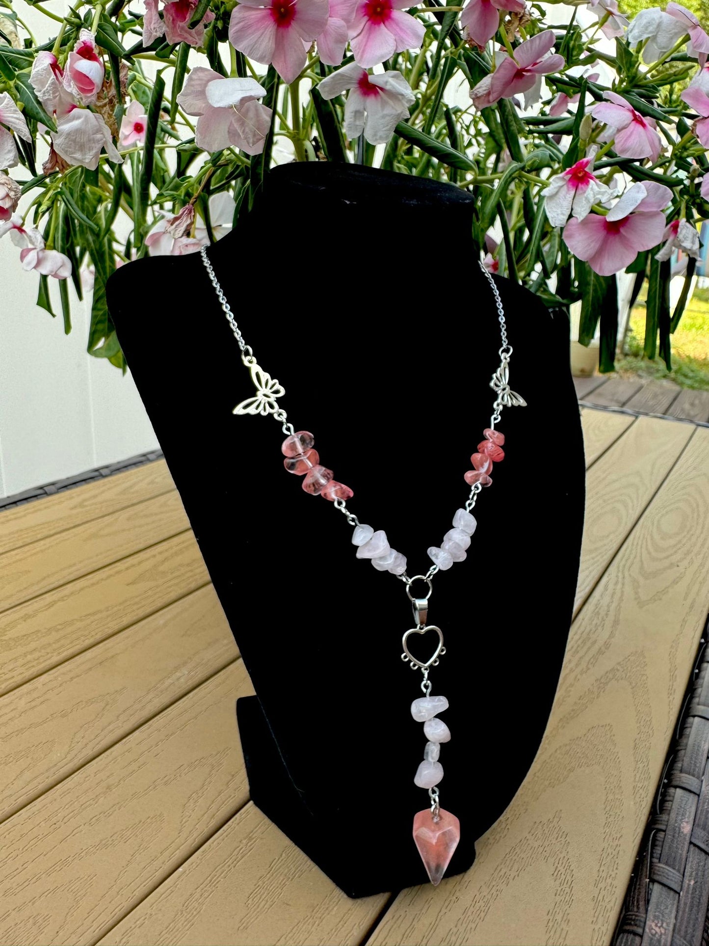 Collar Mariposa y Corazón con Chips Cereza / Cuarzo Rosa + Péndulo