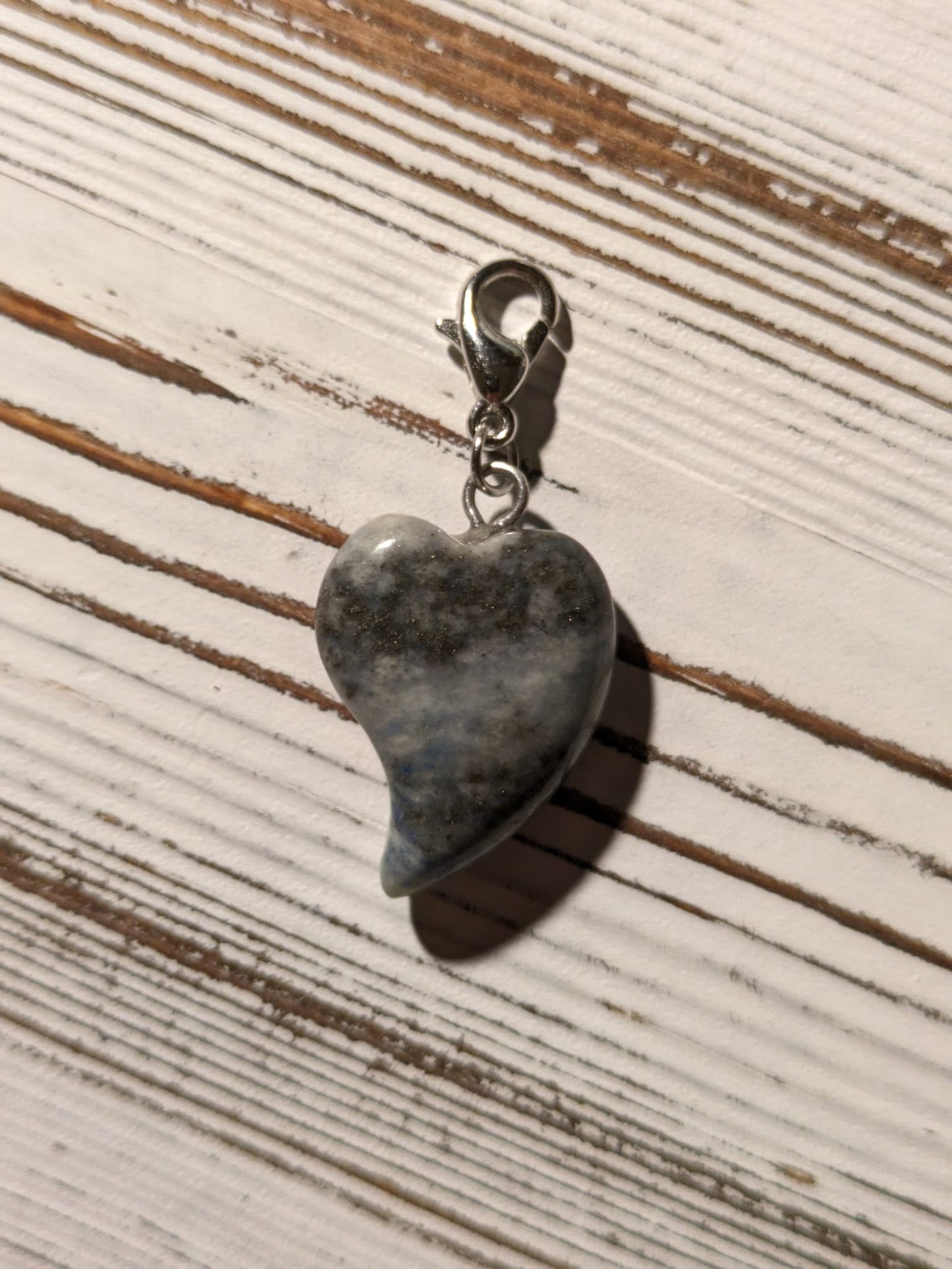Charm de cristal de corazón de sodalita