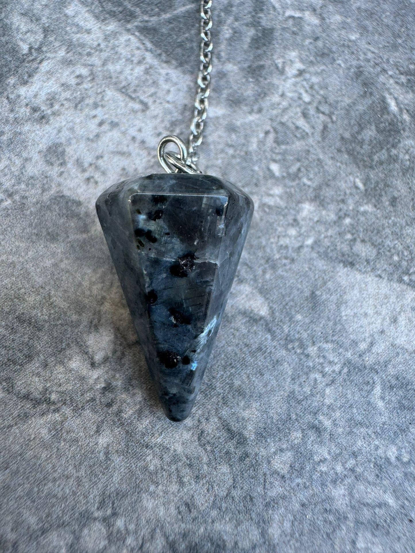 Larvikita | Péndulo