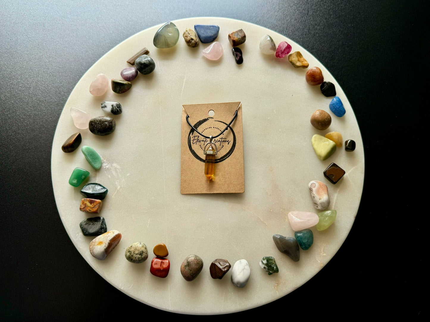 Naranja oscuro | Collar con colgante de cristal hexagonal