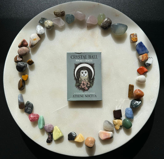 Oráculo de bolsillo con bola de cristal: una baraja de 13 cartas