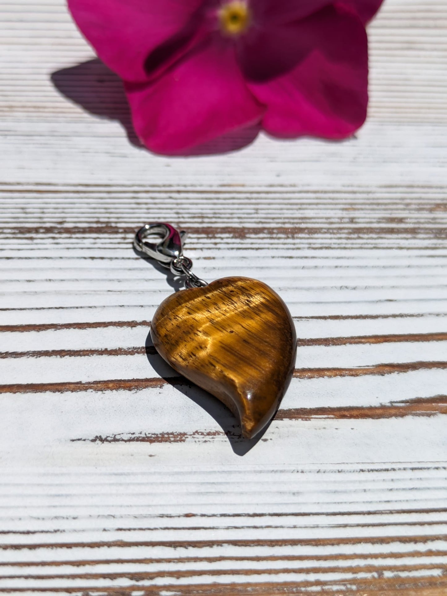 Charm de cristal con forma de corazón y ojo de tigre